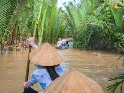 Vietnamesisk kvinde i båd ved Mekong-floden