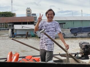 Friendly local people in Cai Rang Floating Market