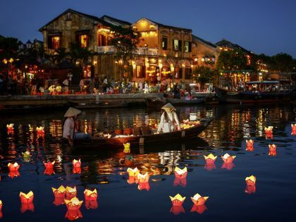 Flod ved Hoi An med lanterner ved aftentid