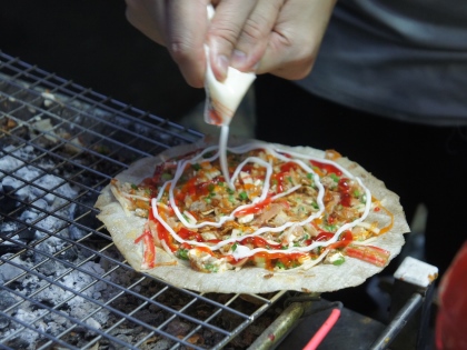 Bánh Tráng Nướng, et tyndt stykke rispapir der ofte omtales som "vietnamesisk pizza".