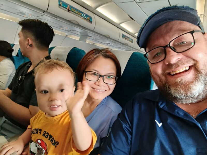 Thomas, Chien og Minh på flyvetur i Vietnam.