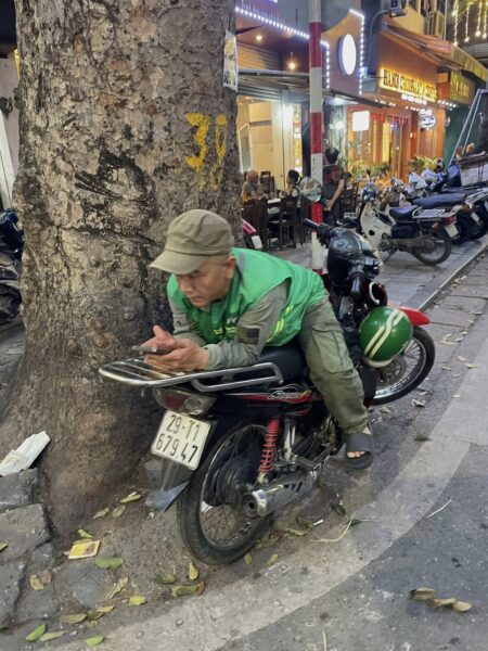 Grab chauffør slapper af på sin motorcykel