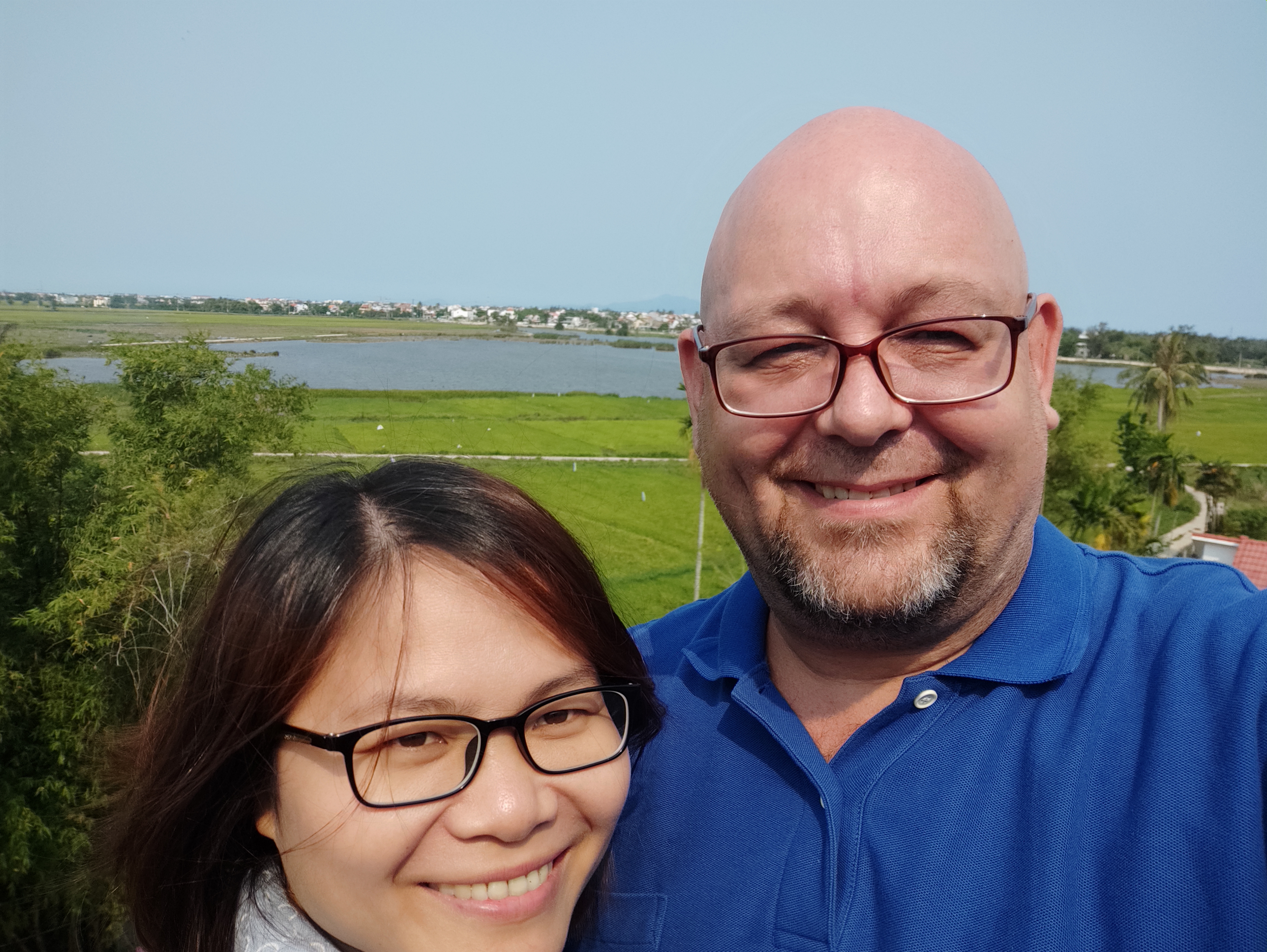 Thomas og Chien med rismarker i Hoi An i baggrunden.