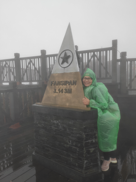 Chien på toppen af Fansipan i regnvejr