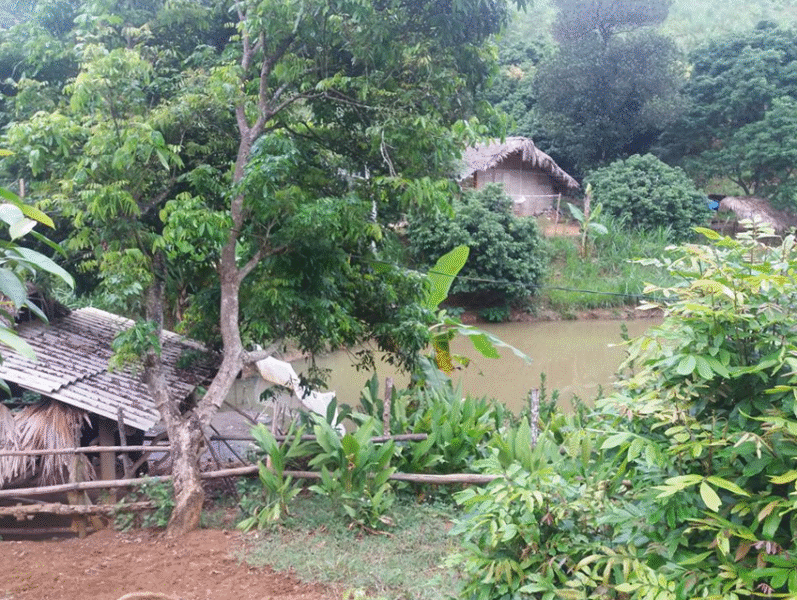 En lille lokal klynge af huse imellem 2 bjerge i nord-Vietnam