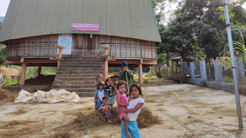Børn fra en lokal etnisk minoritetsgruppe i Kon Tum foran byens forsamlingshus.