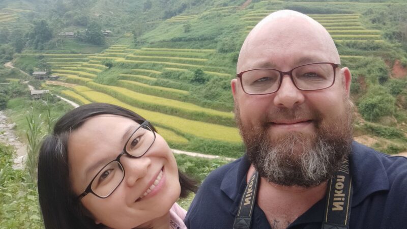 Thomas og Chien med risterrasser i baggrunden.