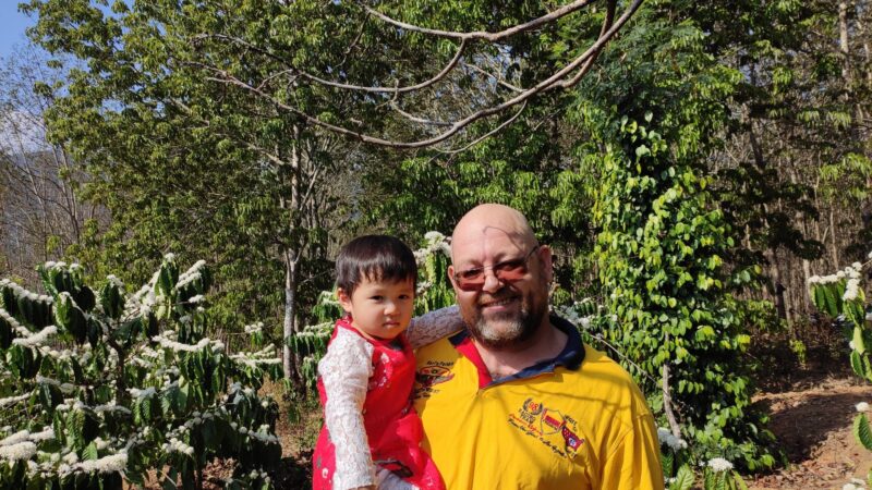 Thomas og en Niece på kaffe plantage i Kon Tum