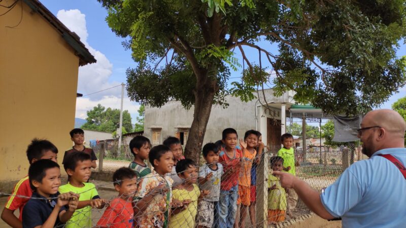 Thomas snakker med lokale skolebørn.