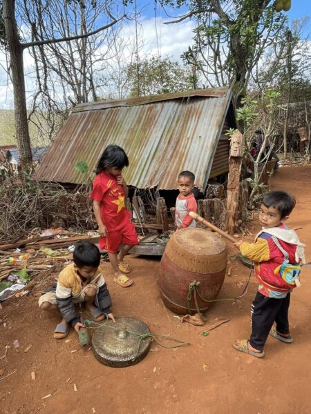Børn fra en etnisk minoritetsgruppe i det central højland af VIetnam leger