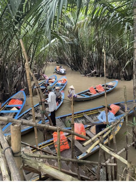 Små både der sejler turister rundt i Mekong deltaets små kanaler.