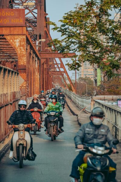 Motorcykler på bro i Hanoi.